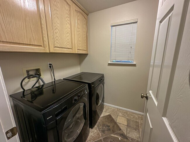 Building Photo - COMING SOON! Single Story 3 Bedroom Home for Rent in Newhall!