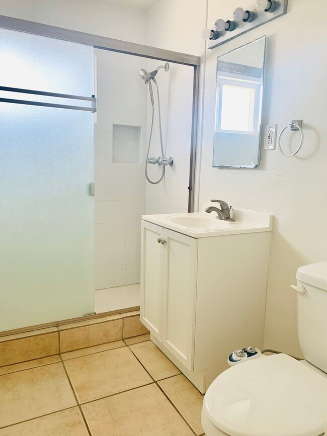 Building Photo - Live by the Beach! 2BD/1BA Mission Beach Apartment with Garage! ONLY $3,295/mo!