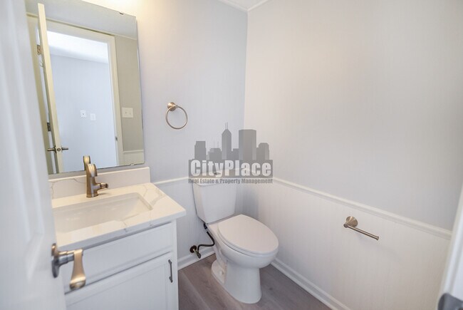 Building Photo - 6677 W Longview Dr