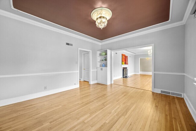 Building Photo - Gorgeous and Spacious 3 Bedroom Ranch in T...