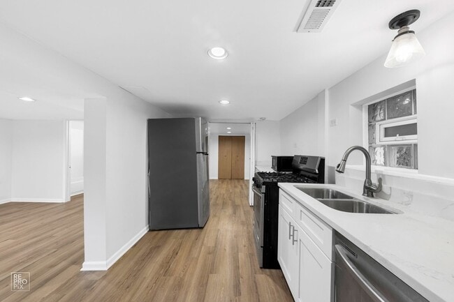 Building Photo - 3414 N Damen Ave