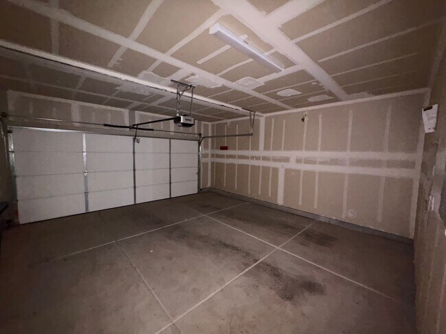 Building Photo - Two-story home in NW Visalia home Availabl...