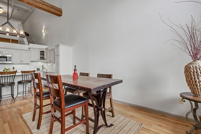 Building Photo - 1555 California St