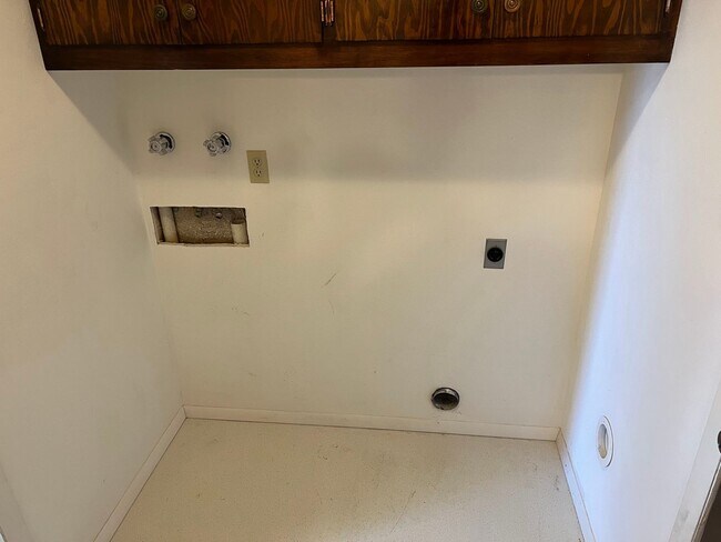Building Photo - 3 Bedroom, 1.5 Bath Townhome W/ Attached S...