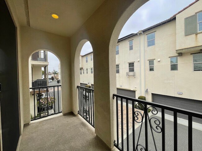 Building Photo - Stunning 2 bed 2.5 bath Solar Powered Town...