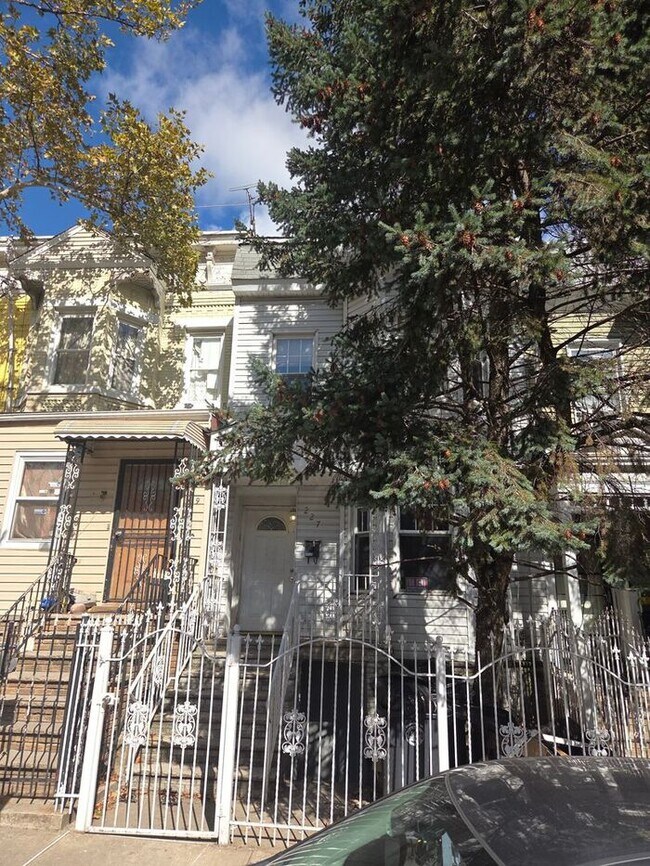 Building Photo - 5BR/1.5BA Row Home with Backyard and Laund...