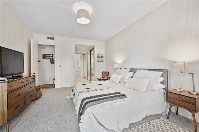 Building Photo - 2585 Sheltingham Dr