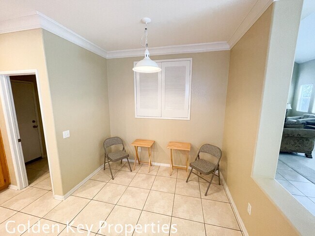 Building Photo - Bright and spacious 3+2.5