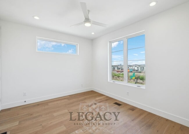 Building Photo - 1019 12th Ave N