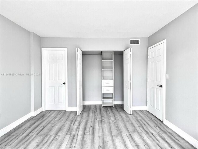 Building Photo - 4174 Inverrary Dr