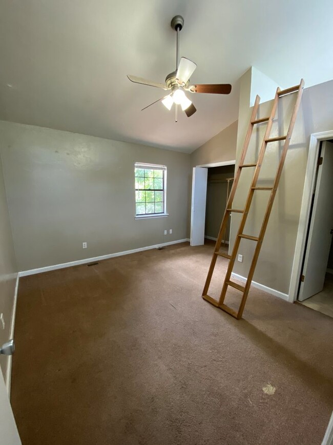 Building Photo - 2/2 Townhome in Continental Oaks Community...