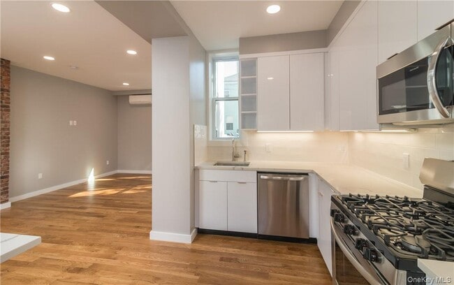 Building Photo - 86 Main St