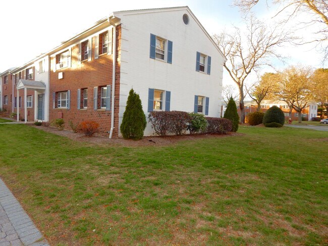 Building Photo - 14 Colonial Dr