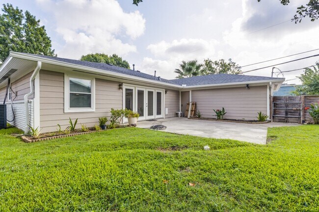Building Photo - 6903 Alderney Dr