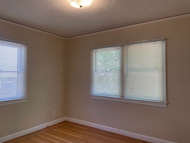 Building Photo - 6 Month Lease on a Two-Bedroom 1 Bathroom East Sacramento Home