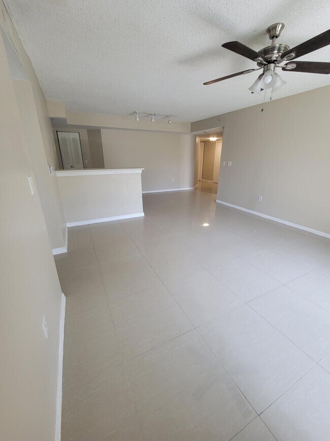 Building Photo - 1400 Crestwood Ct S