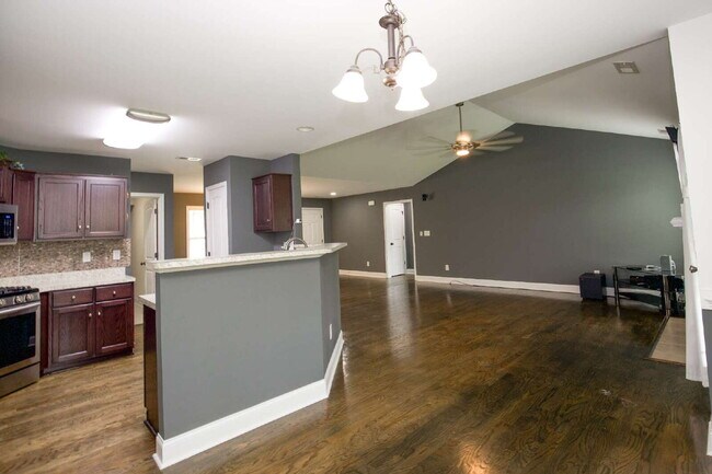Building Photo - *Lease Special!* Fiber optic internet incl...