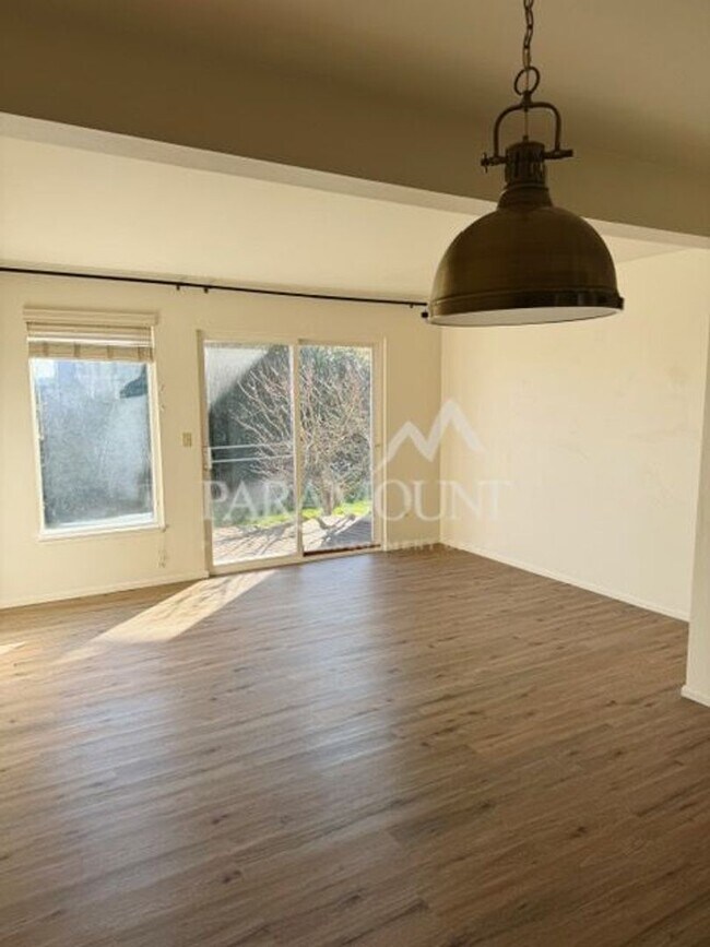 Building Photo - 155 NE Myreboe St