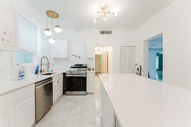 Building Photo - 700 E Palmetto Park Rd