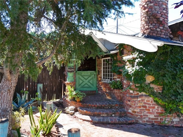 Building Photo - 2624 E 8th St