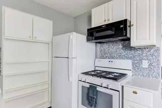 Building Photo - 2005 Cheshire Dr