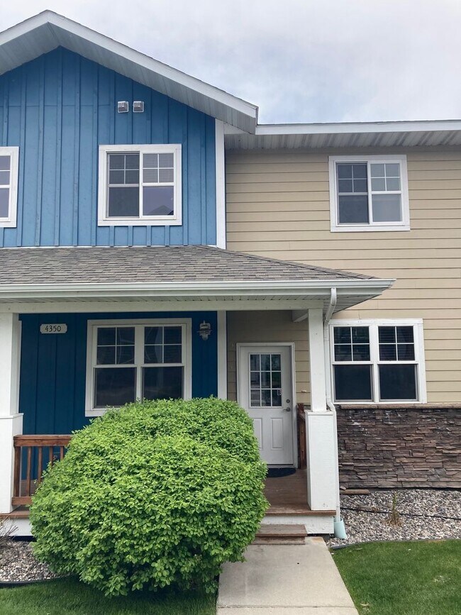 Building Photo - Charming 3 Bedroom 2.5 Bathroom Home