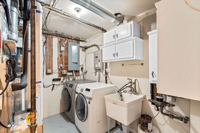 Building Photo - 4 Bed 3 Bath - Bethesda Single Family Home - Move In Ready