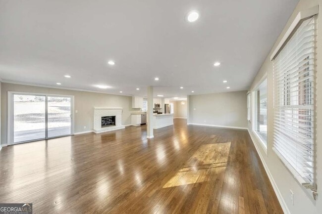 Building Photo - 909 Rosedale Dr