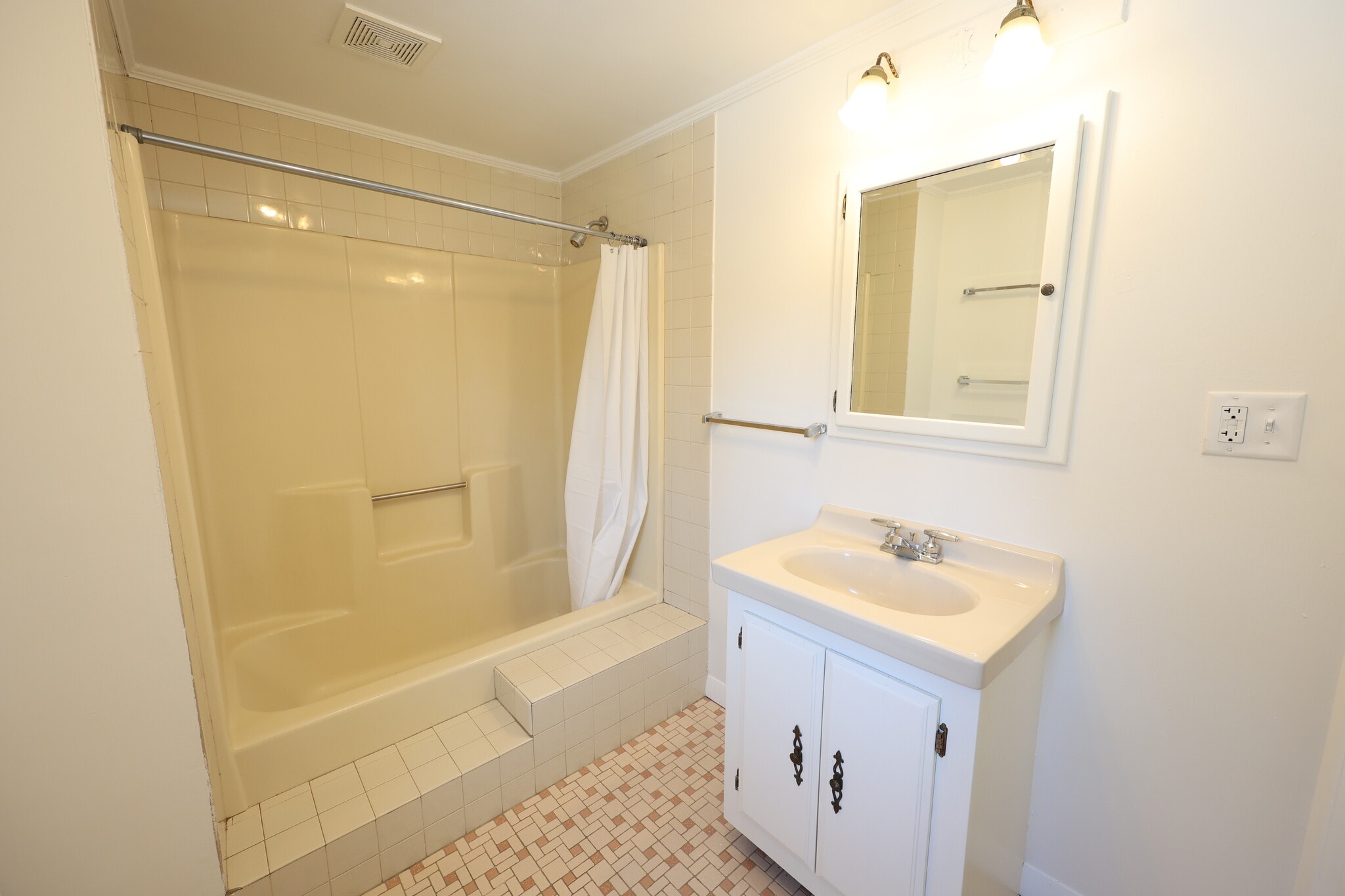 Building Photo - 31 June St