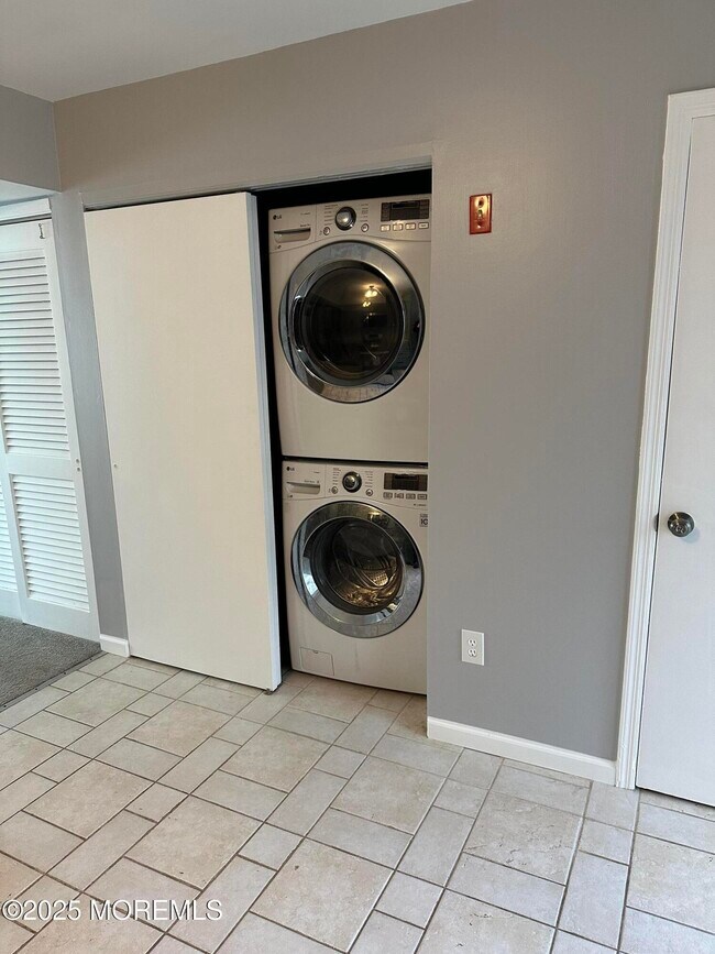 Building Photo - 105 Creek Rd