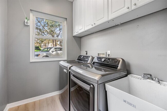 Building Photo - 2122 Oak Forest Ln