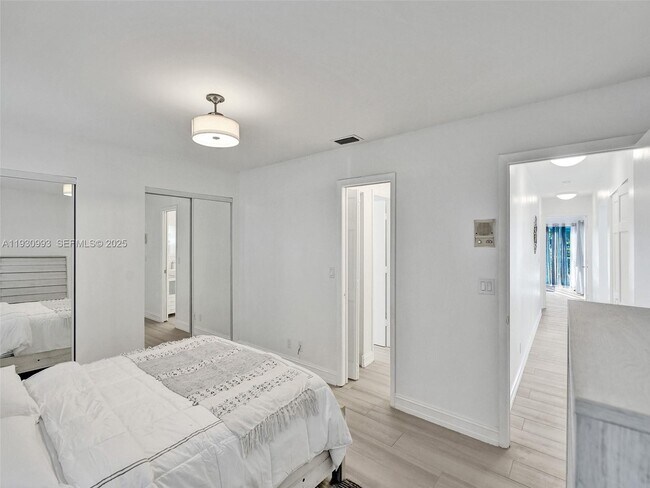 Building Photo - 4310 NW 63rd Ave