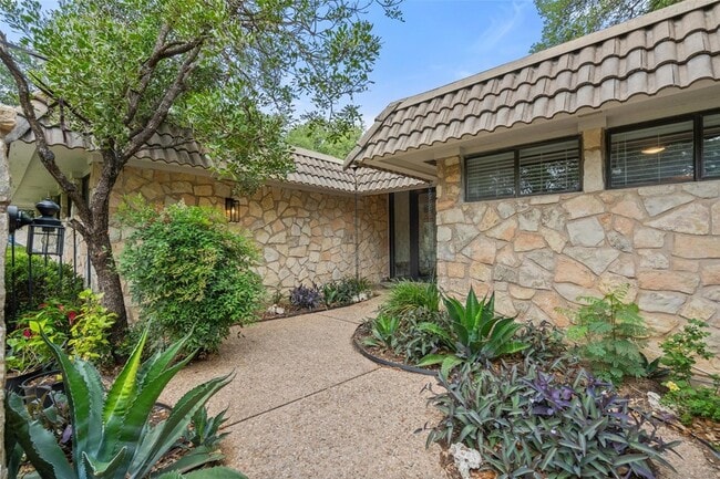 Building Photo - 113 Comet