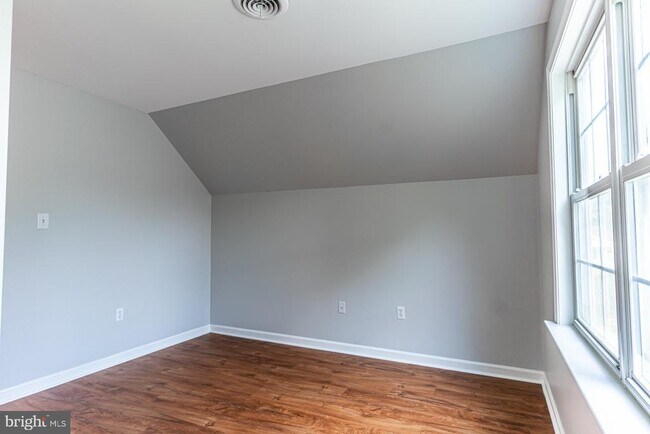 Building Photo - 121 Nottingham Ct