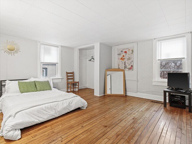 Building Photo - Updated 3 Bed / 1 Bath Duplex — Lower East...