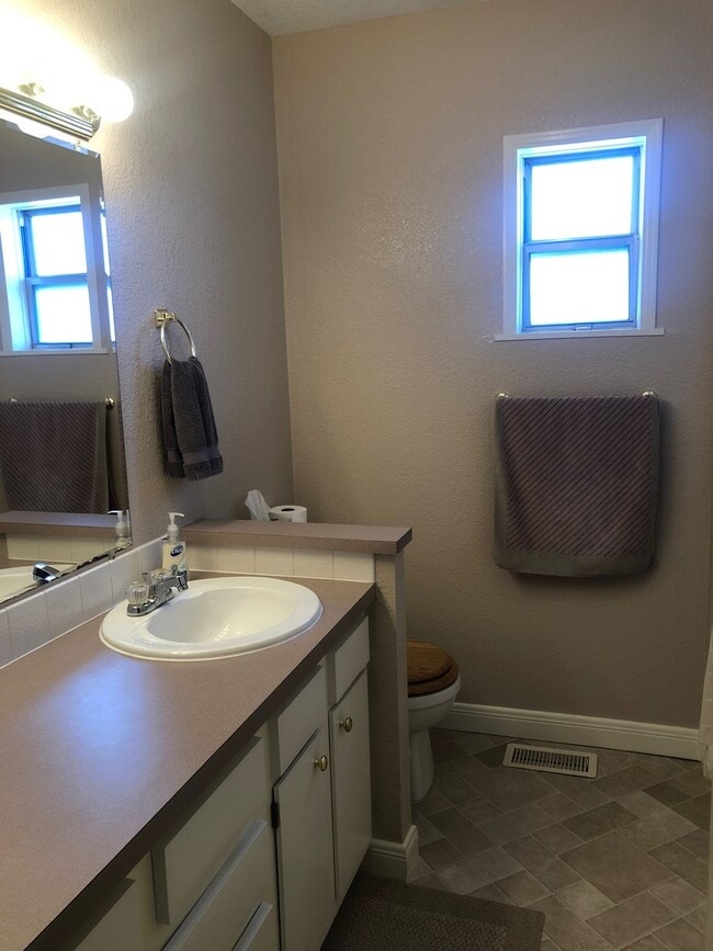 Building Photo - Large 3 Bedroom, 1 Bath Ranch Style Home in South Loveland, CO