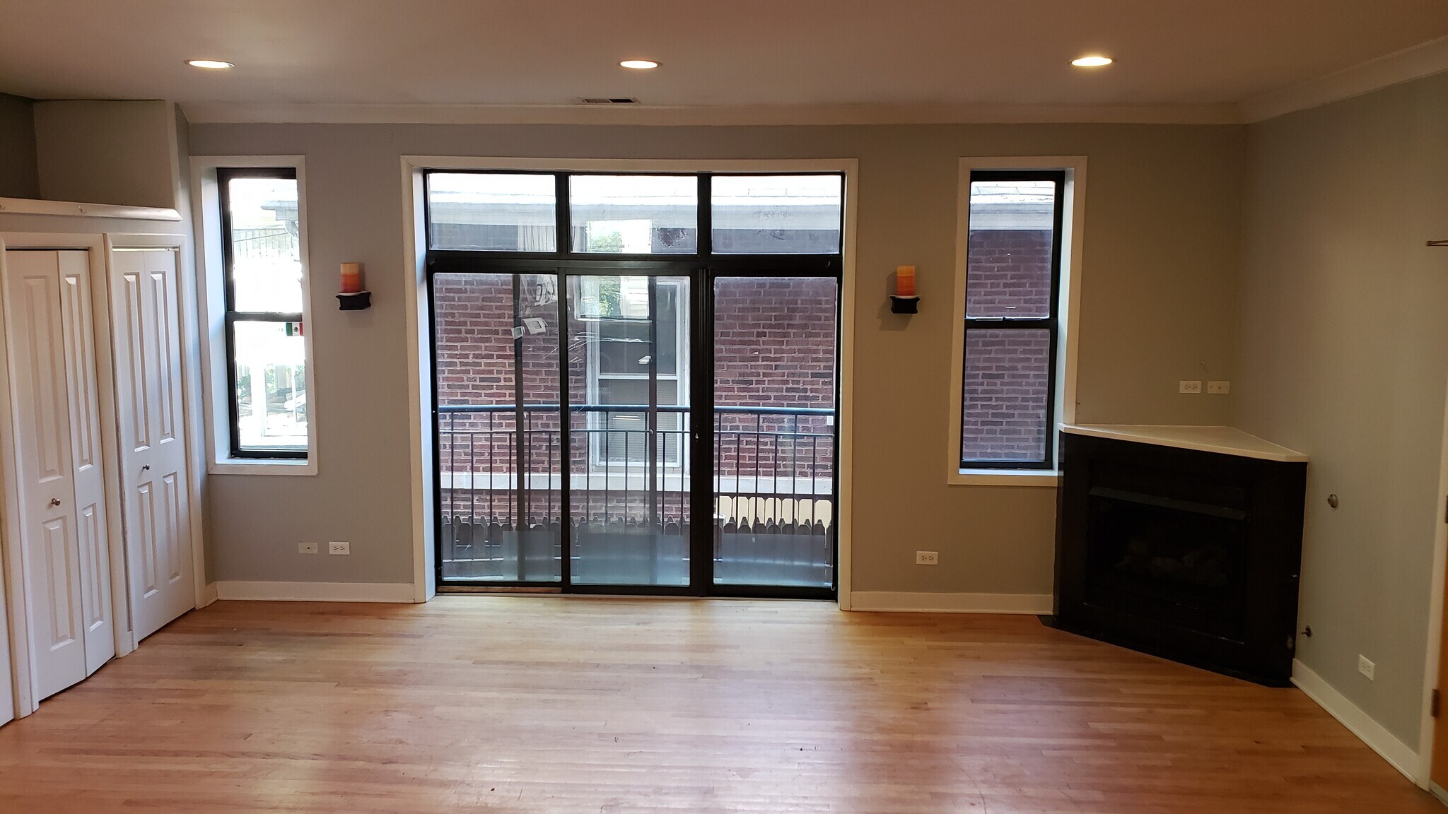 Main Room 2 - 4044 N Kedvale Ave