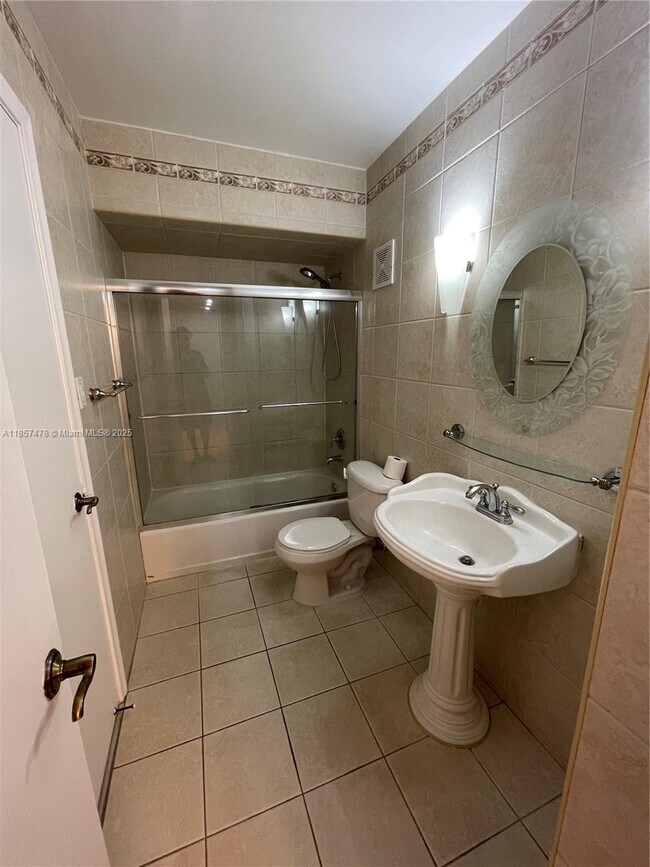 Building Photo - 10925 SW 113th Pl