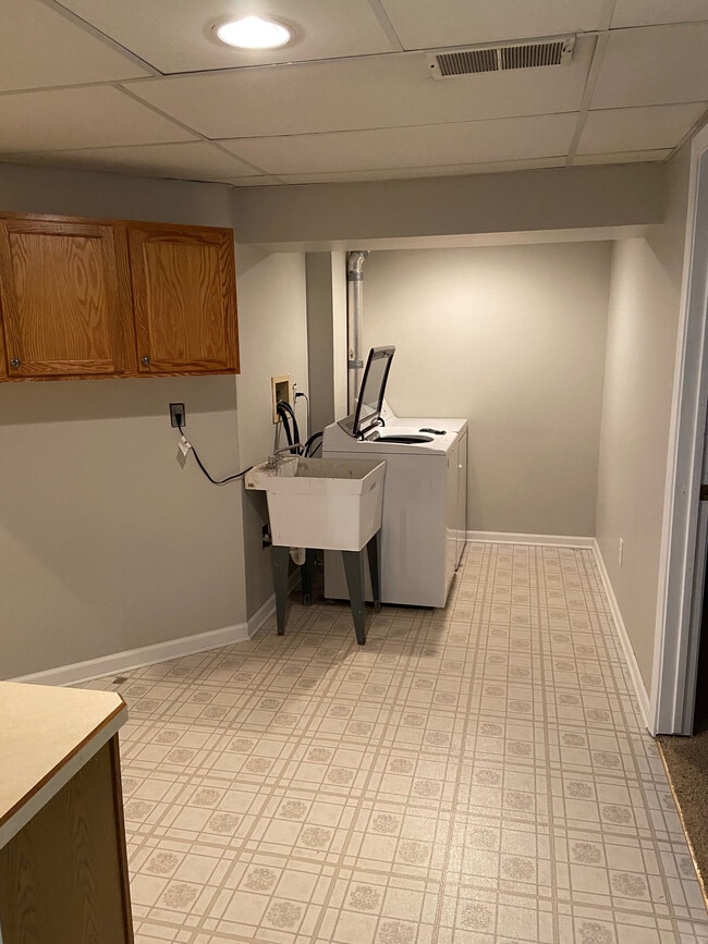 Building Photo - 558 Beachview Dr