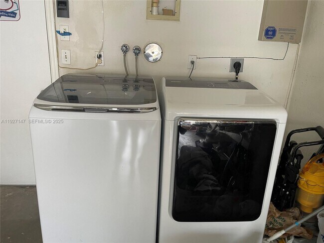 Building Photo - 1861 Salerno Cir