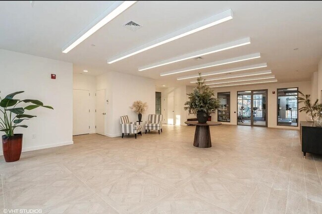 Building Photo - 425 3rd St