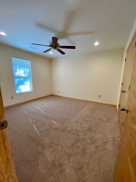 Building Photo - 814 S Spring St