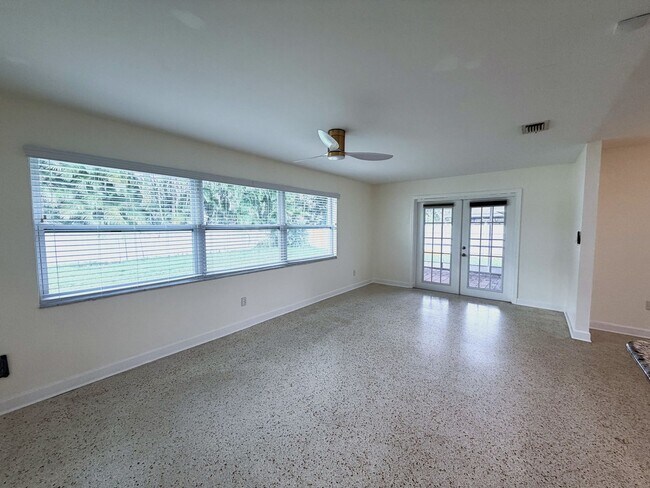 Building Photo - 3/2/1 car garage in S. Ft. Myers Off Cypress Lake!