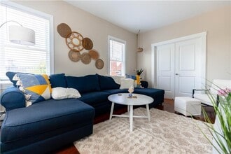 Building Photo - 594 Thames St