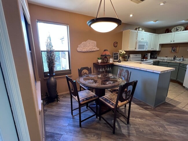 Building Photo - 6655 N Canyon Crest Dr