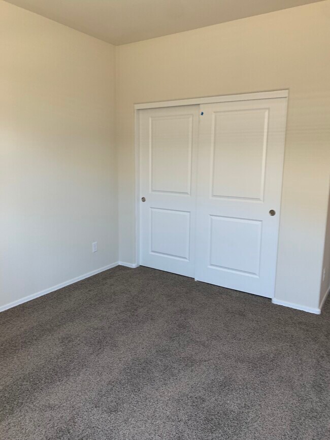 Building Photo - 1025 W Falls Canyon Dr