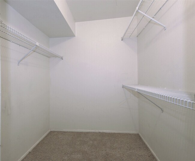 Building Photo - 2025 Augusta Dr