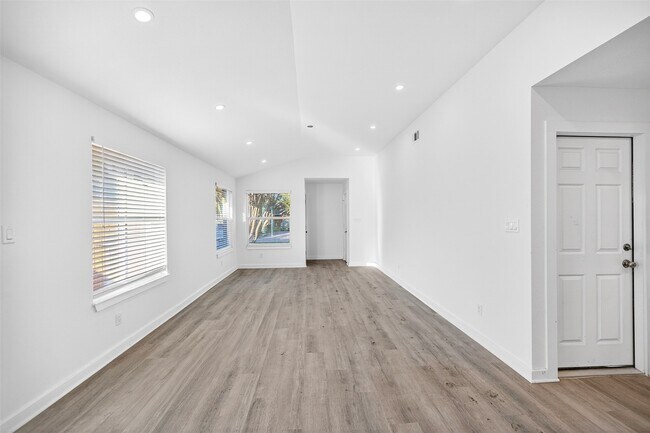 Building Photo - 13815 Bay Gardens Dr