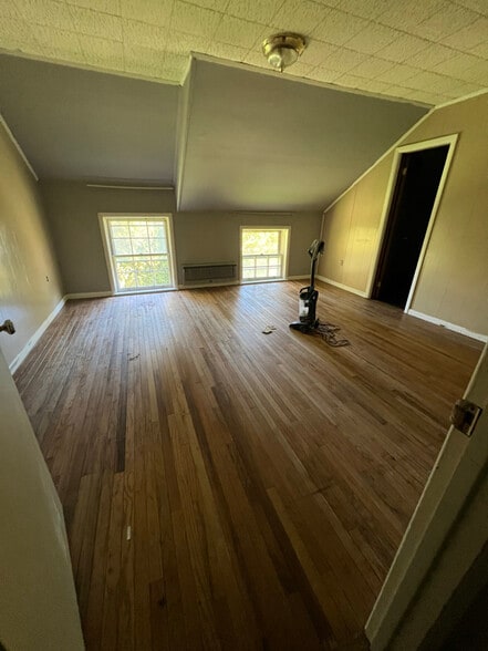 Building Photo - 410 Innis St