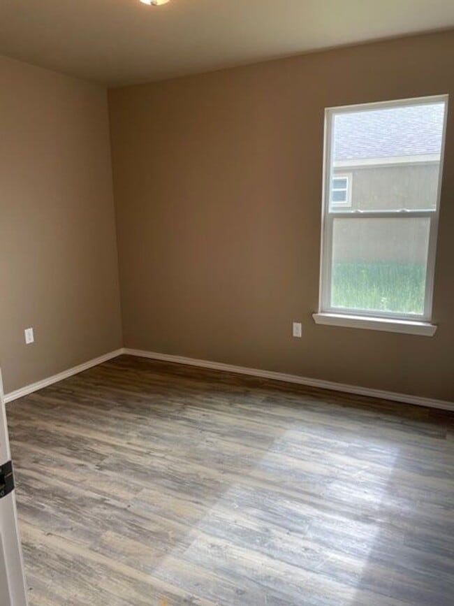 Building Photo - Super cute, 3 bedroom home. Outskirts of town